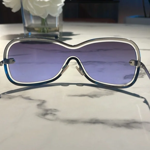 Chanel Y2K Mask Sunglasses - www.maydrive.fr display picture 3